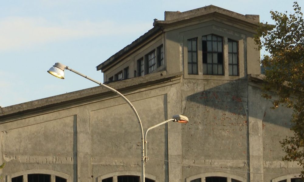 Como, via Napoleona, via Grandi e viale Innocenzo: lampioni accesi di giorno e spenti di notte