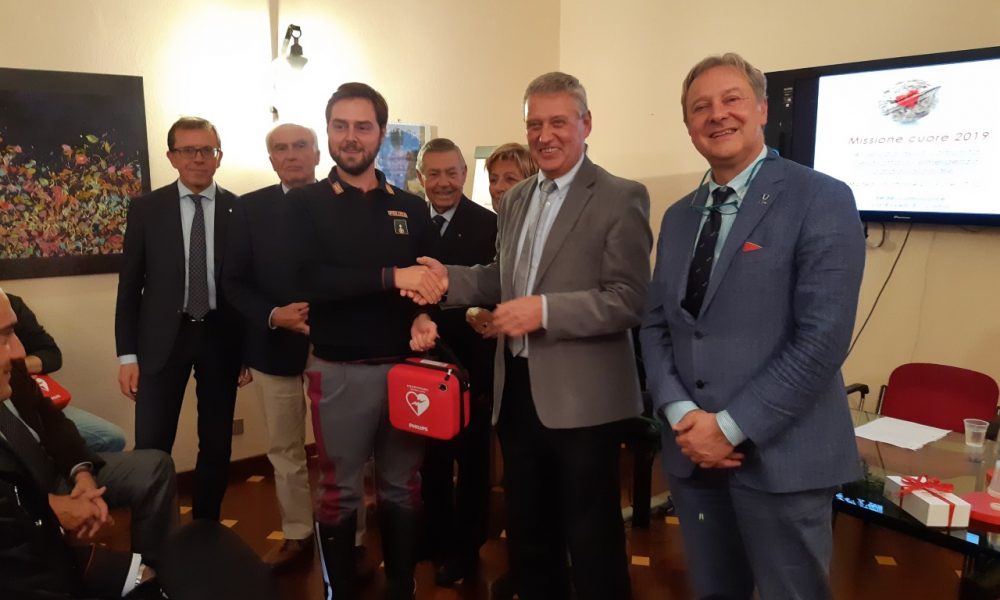 Comocuore consegna 25 defibrillatori a scuole e realtà lombarde