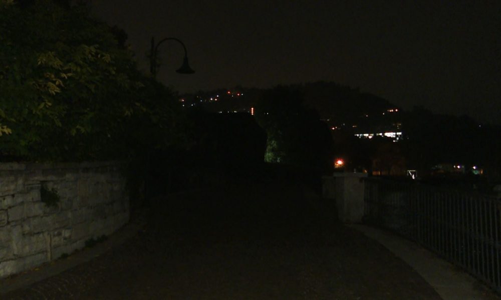Como, lampioni spenti sulla passeggiata Gelpi. Da Villa Gallia a Villa Olmo si cammina al buio