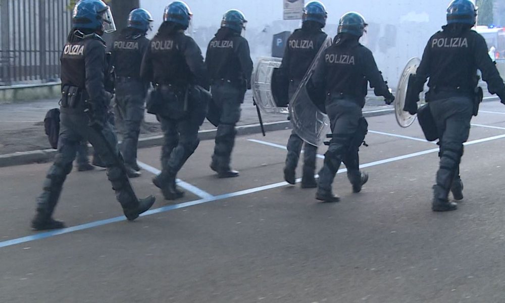 Scontri prima di Como-Modena, Daspo e denuncia per 22 tifosi