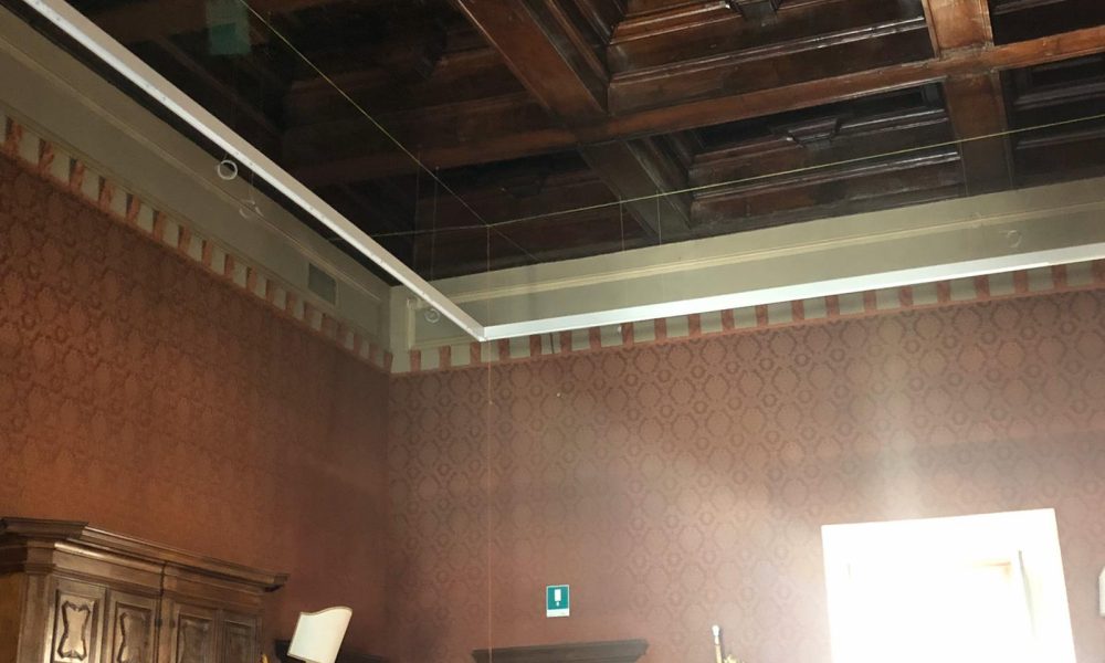 Comune, sospesi i lavori nella sala consiliare. La causa: luci di diverse tonalità