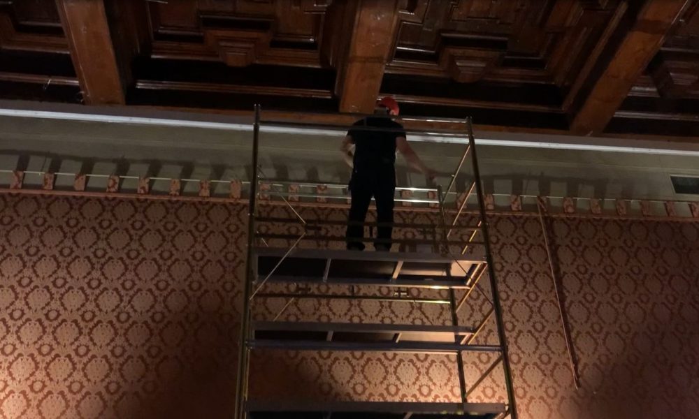 Lavori nella sala consiliare del Comune. Arrivano i nuovi led, al via la sostituzione delle luci