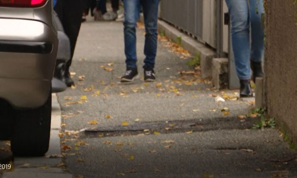 Sosta selvaggia in via Gramsci, auto dei genitori posteggiate ovunque