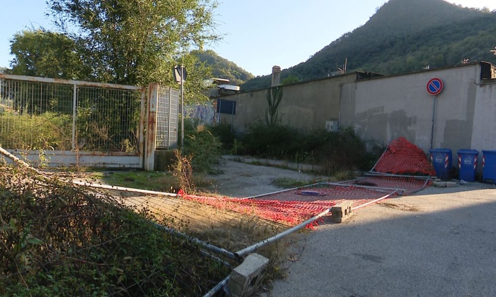 Area Ticosa di Como, teli strappati e recinzioni divelte. Il Comune punta a sostituirli con barriere più solide