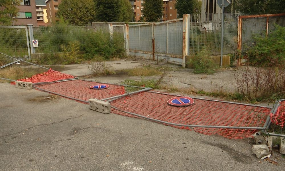 Area Ticosa di Como, degrado infinito: teli strappati e recinzioni divelte