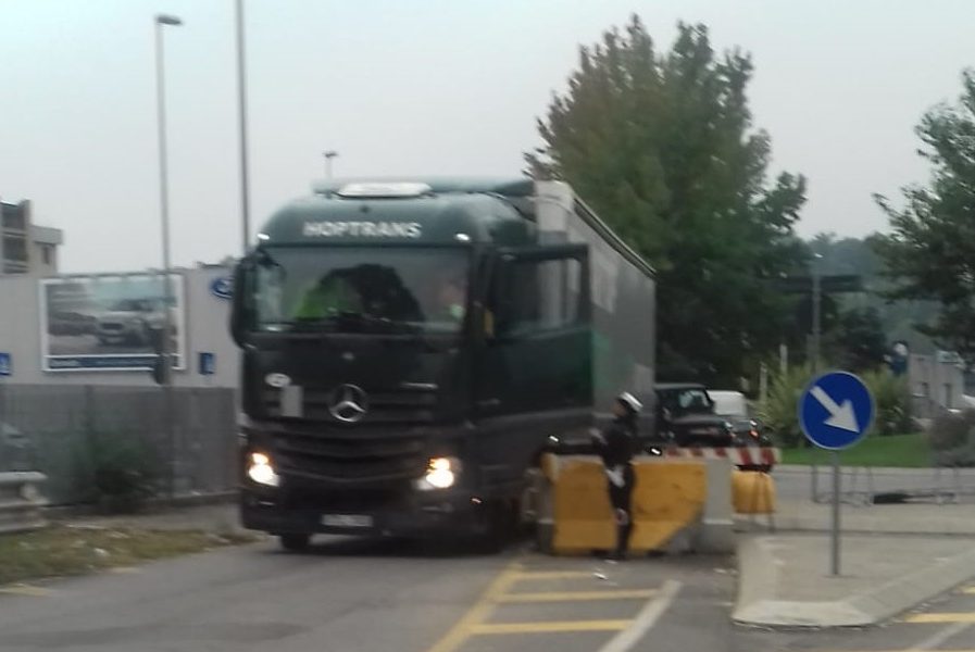 Viadotto dei Lavatoi, camion forza le barriere ma resta incastrato. Fermato e multato dalla polizia