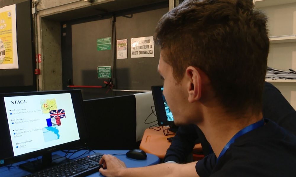 Erba, primo giorno di Young. Il passaggio dalle medie alle superiori: le domande degli studenti