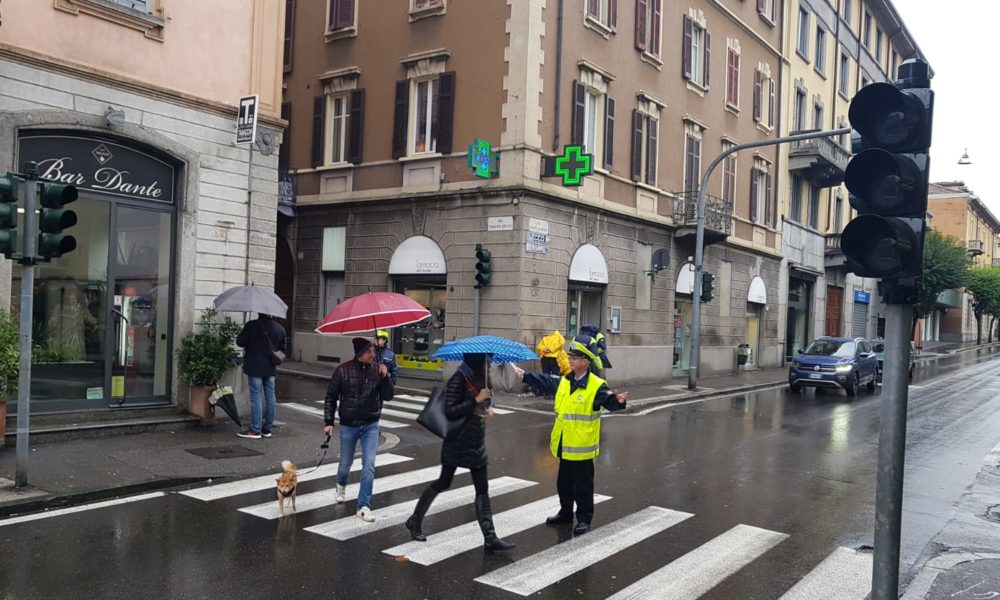 Como, divelta la centralina del semaforo tra via Dante e via Grossi, mattinata di caos