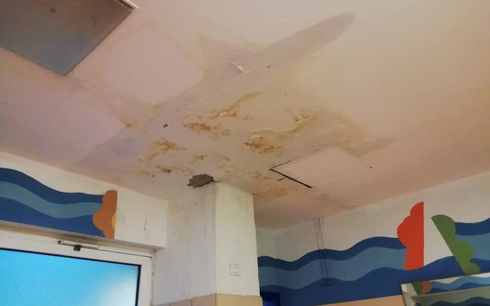 Infiltrazioni negli spogliatoi della piscina Foscolo, Galli: “L’acqua ci mette in ginocchio, condizioni pessime ovunque”