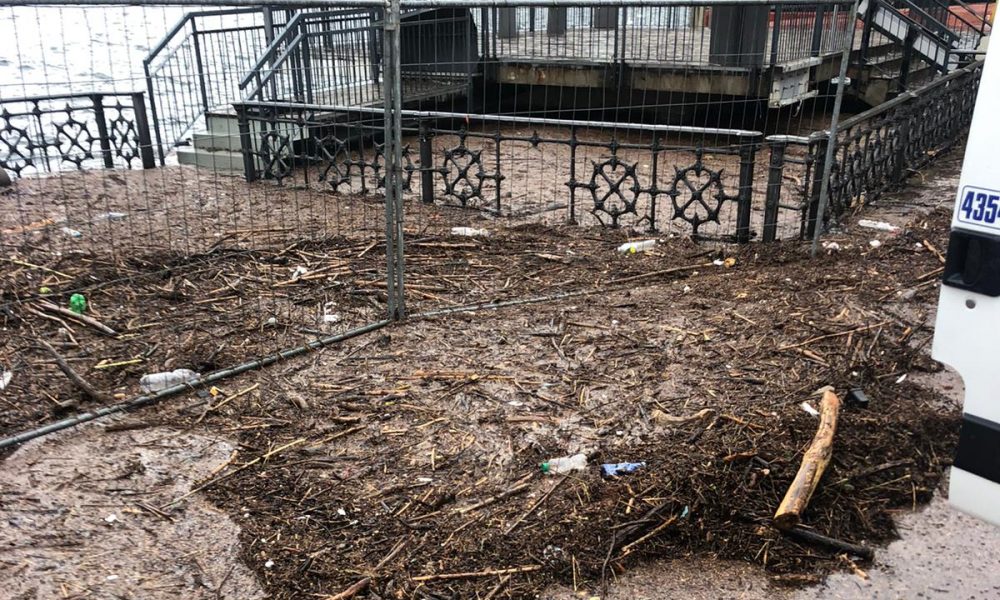 Cresce il livello del Lago di Como, acqua alta e detriti: chiusa la diga foranea