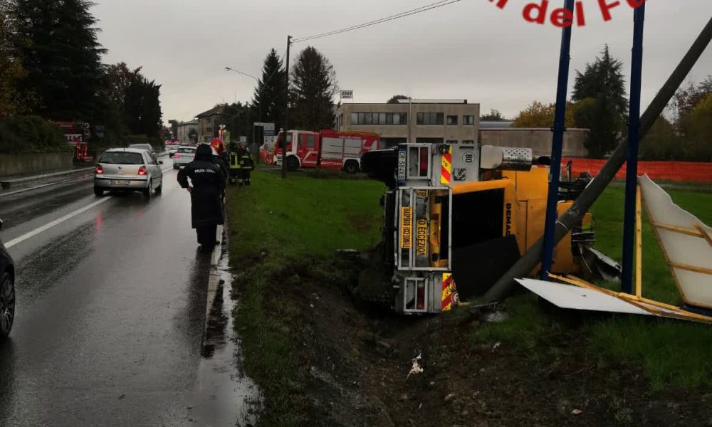 Vertemate, si ribalta un’autogru, al lavoro i pompieri