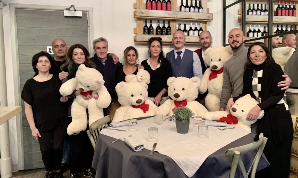 L’invasione dei cento orsi polari in piazza Mazzini per Natale. L’iniziativa dei commercianti