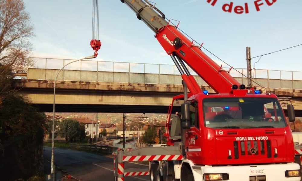 Merone, auto fuori strada sulla Valassina, ferito un uomo