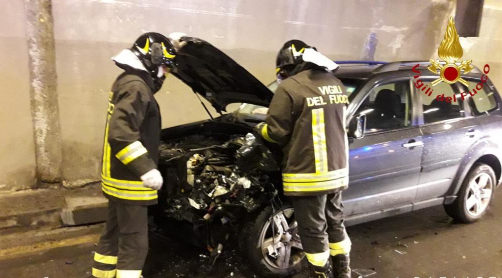 Incidente nella galleria di Cernobbio, tre feriti, problemi per il traffico