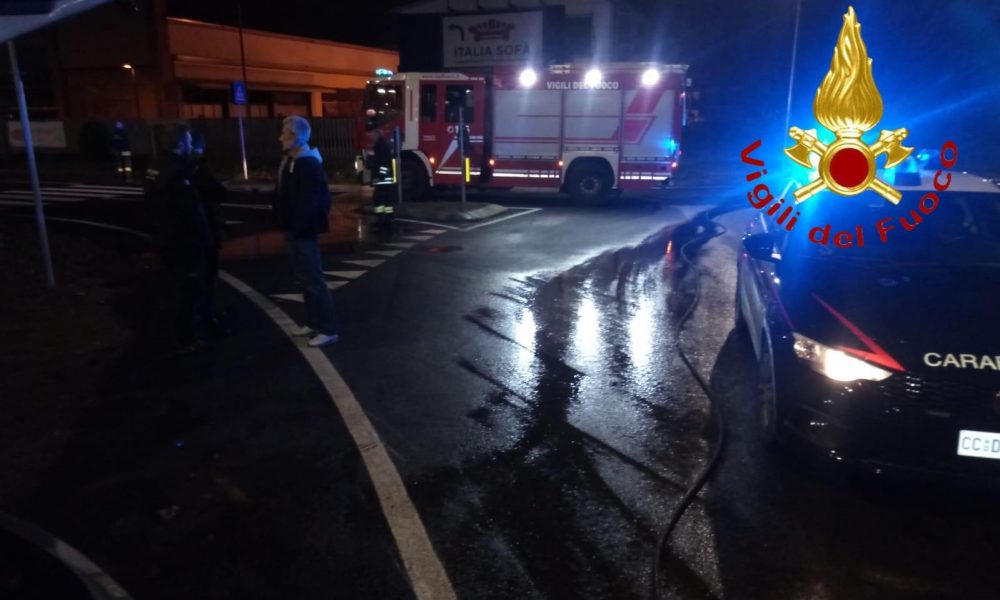 Novedrate, auto in fiamme dopo un incidente nella notte