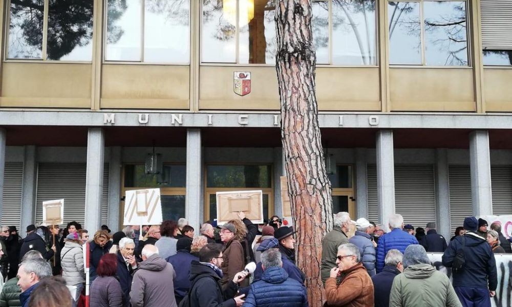 Campione d’Italia, cittadini in piazza contro la direttiva dell’Unione Europea