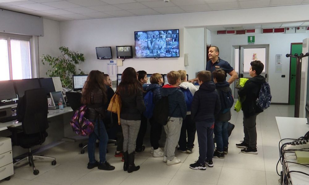 Educazione alla legalità, bambini alla scoperta dei “segreti” della questura di Como