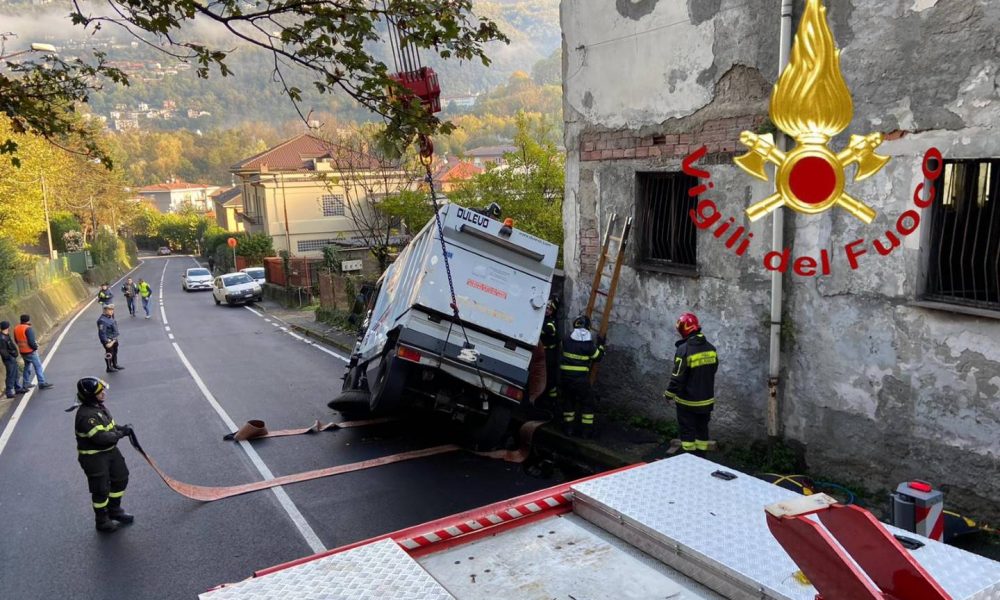 Via Carso, cede l’asfalto, un mezzo di Aprica sprofonda nella voragine