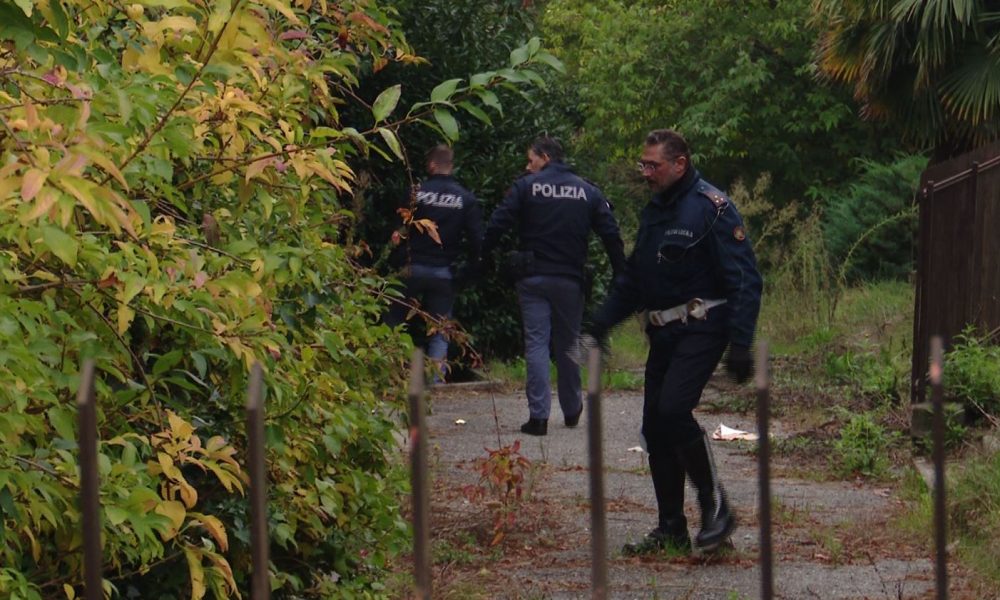 Via Regina, controlli di vigili e polizia in un edificio dismesso