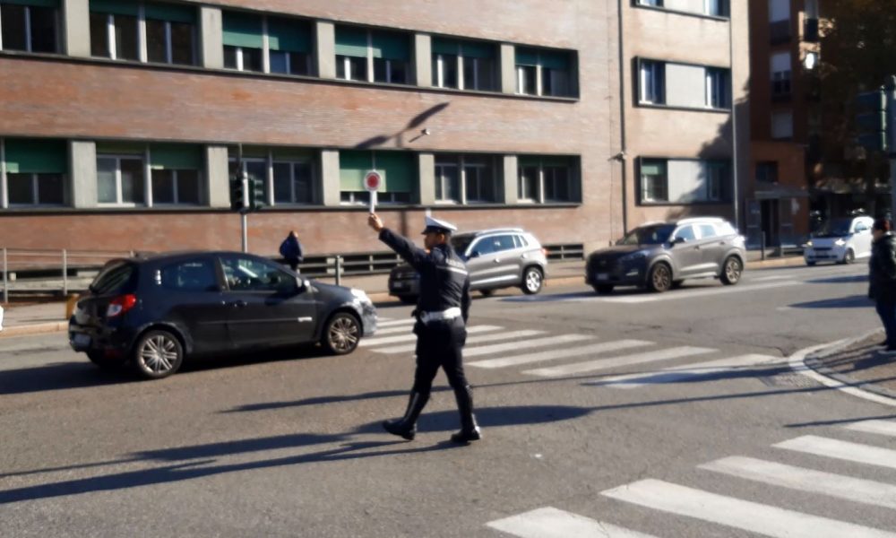 Como, semafori in tilt in viale Innocenzo, rallentamenti e disagi