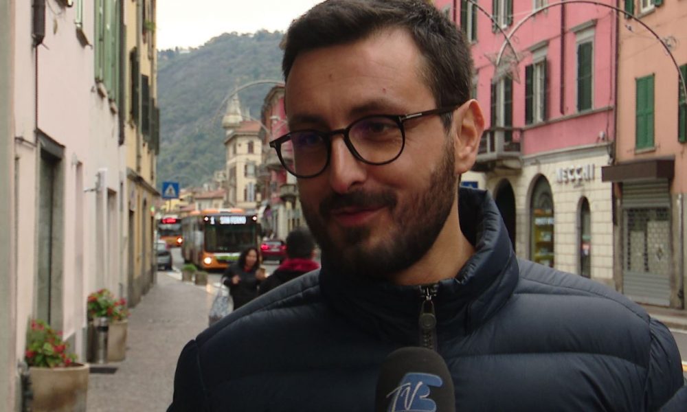 Via Milano Alta, presepi in vetrina nella galleria Rosean