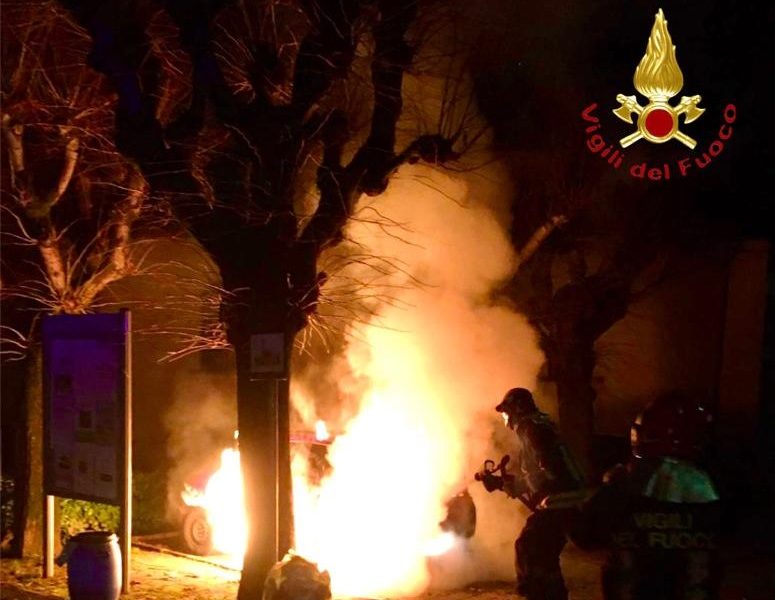 Incendio a Lurate Caccivio, in fiamme un’auto. Intervento dei vigili del fuoco