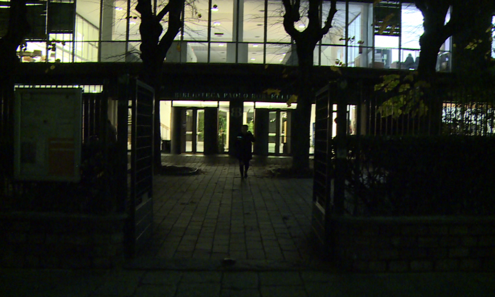 Biblioteca di Como: continue cadute a causa della scarsa illuminazione