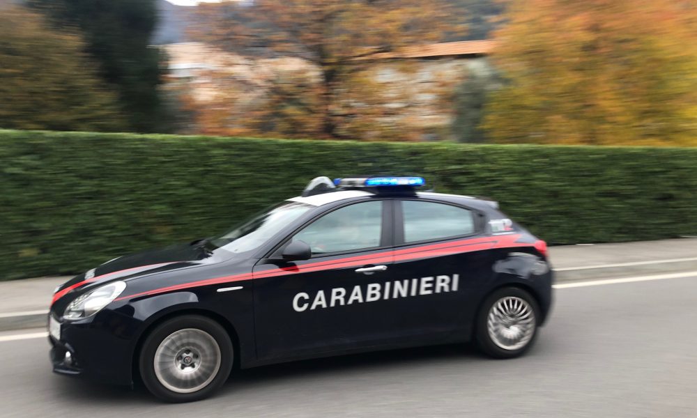 Ubriaco cade e si ferisce. Durante i soccorsi i carabinieri lo riconoscono: doveva scontare una pena per truffa