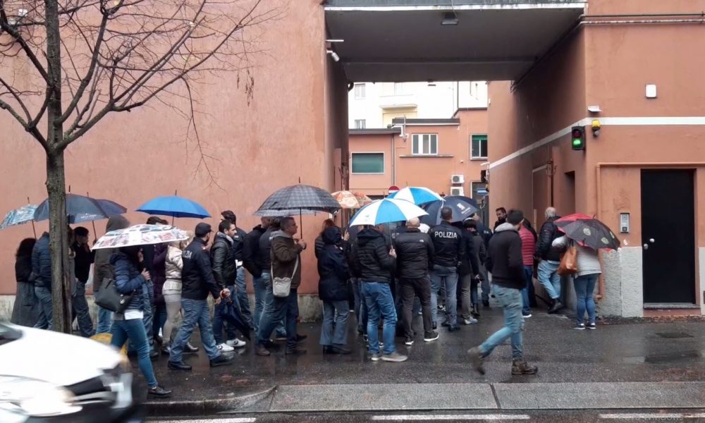 Decine di agenti in strada, ma è una prova di evacuazione della Questura