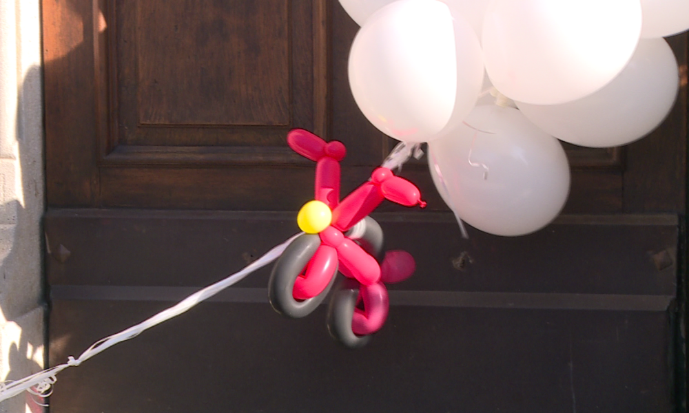 A Bregnano i funerali di Ethan. Un intero paese a lutto: l’abbraccio degli amici e il saluto con il rombo delle moto