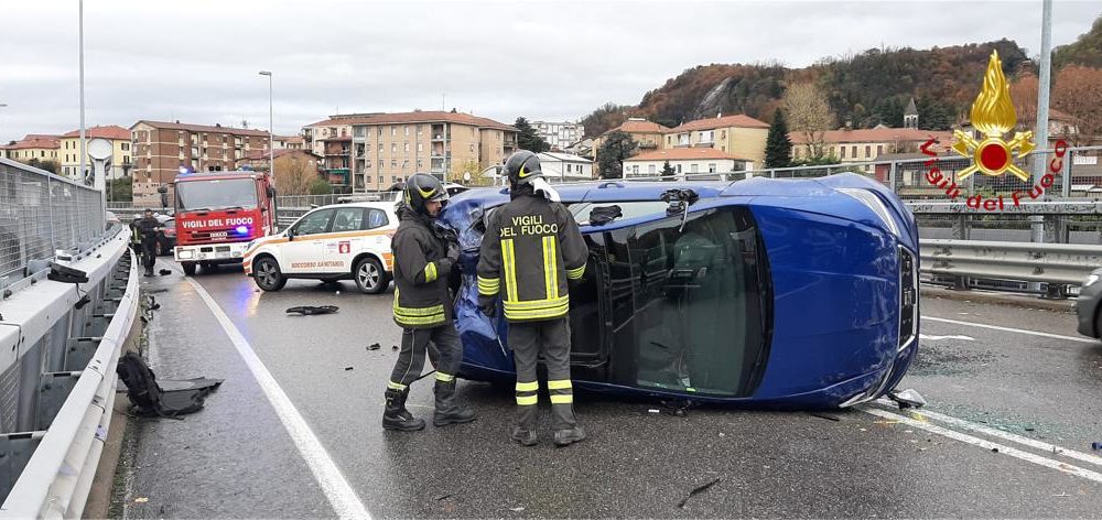 Auto si ribalta sul viadotto dei Lavatoi, sei feriti (non gravi) e traffico in tilt