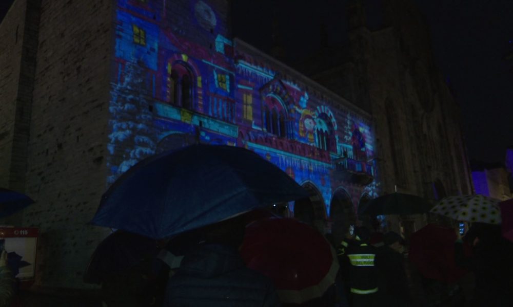 Città dei Balocchi, accese le luci. Manifestazione al via sotto la pioggia