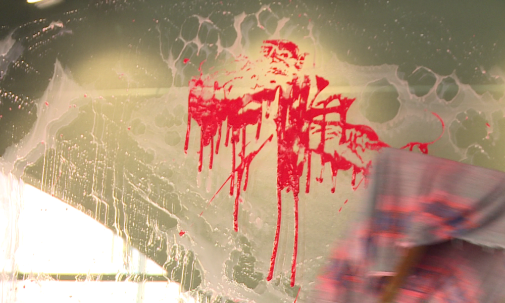 Vetrine imbrattate dei negozi di pellicce e capi in pelle, rivendicato il raid del mese scorso