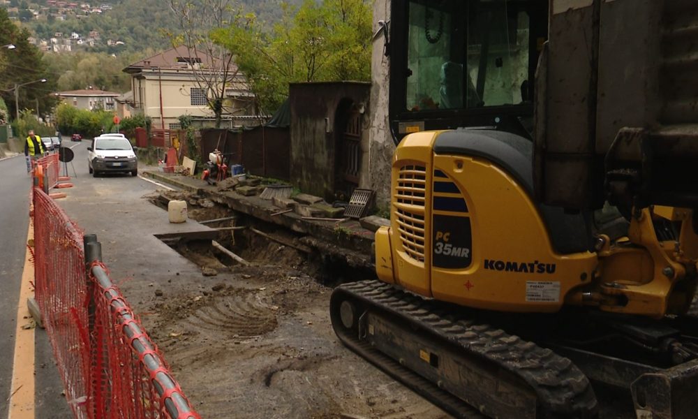 Como, cedimento in via Carso. Le piogge rallentano i lavori, resta il senso unico alternato