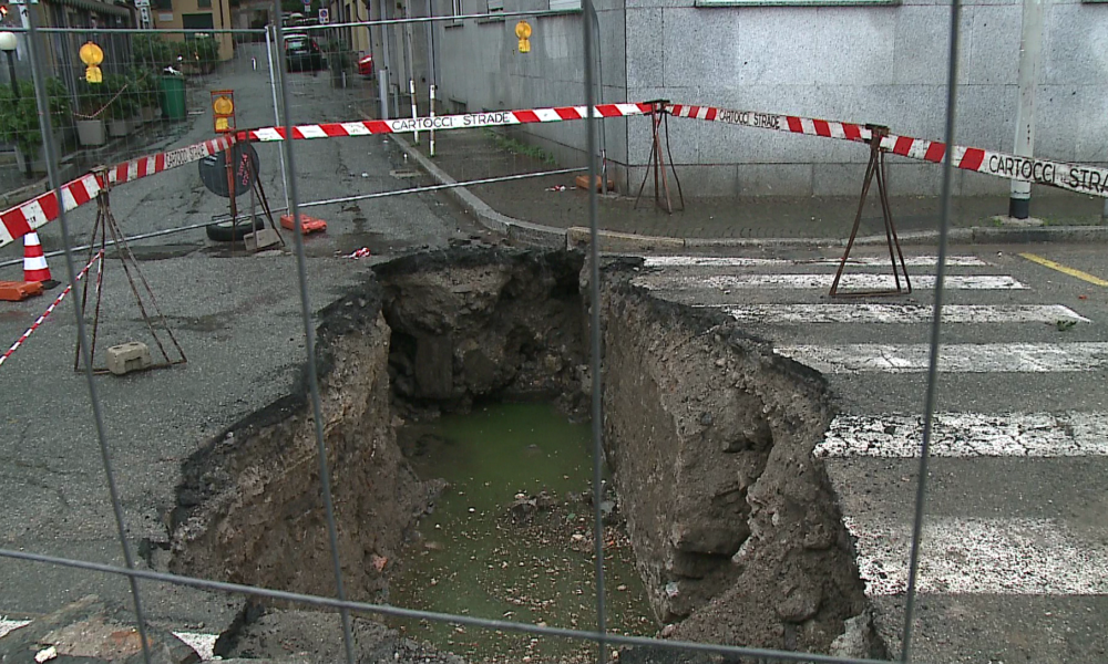 Viale Geno: cede l’asfalto e si apre una voragine. Almeno una settimana di stop alle auto