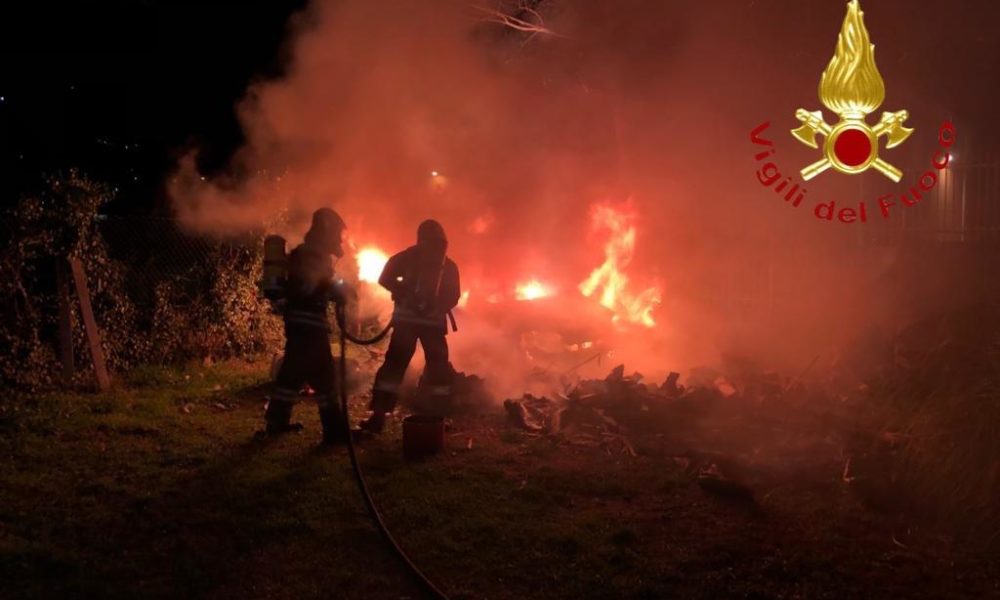 Erba, catasta di legna in fiamme, brucia anche un’auto