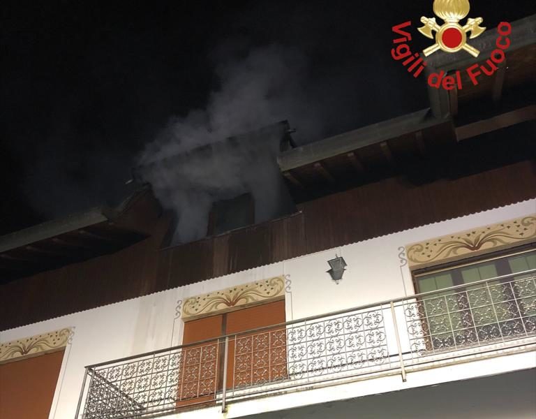Alzate Brianza, incendio in una mansarda. Sul posto i vigili del fuoco