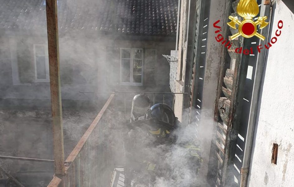 Como, cucina in fiamme, donna intossicata, intervento dei pompieri