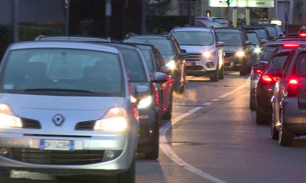 Code e parcheggi pieni, via Milano nuovamente chiusa. Sabato di traffico a Como