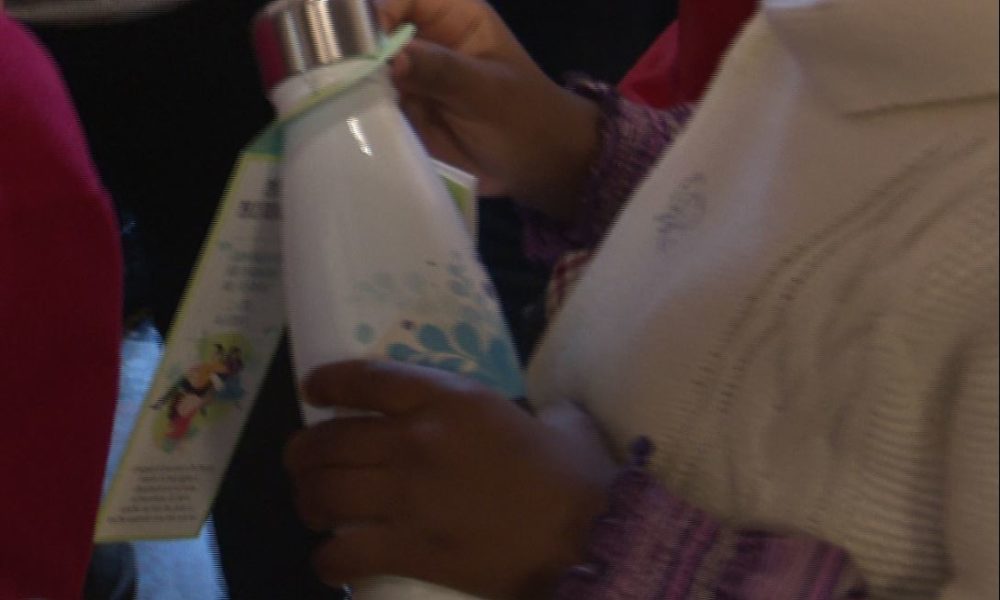 Ambiente e sostenibilità, borracce ai bambini della scuola dell’Infanzia di Como