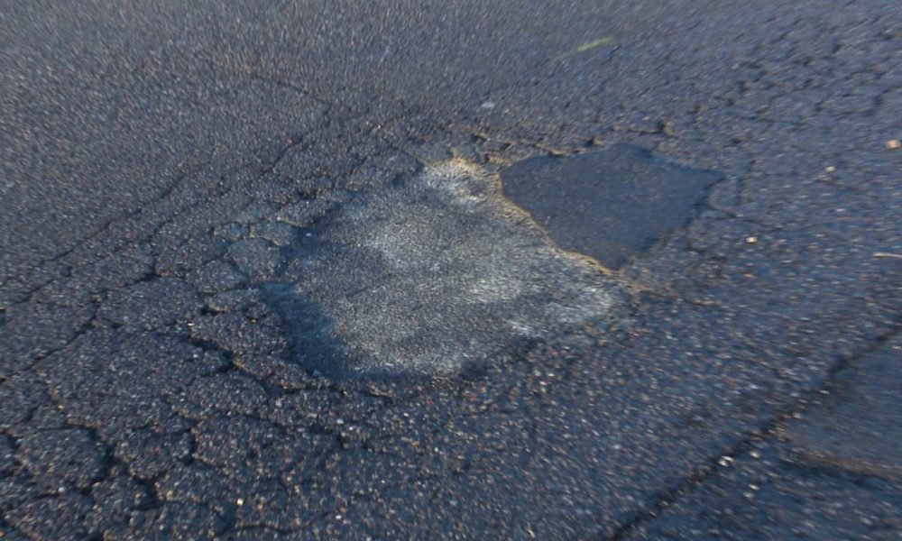 Buche e rattoppi, i danni del maltempo sulle strade