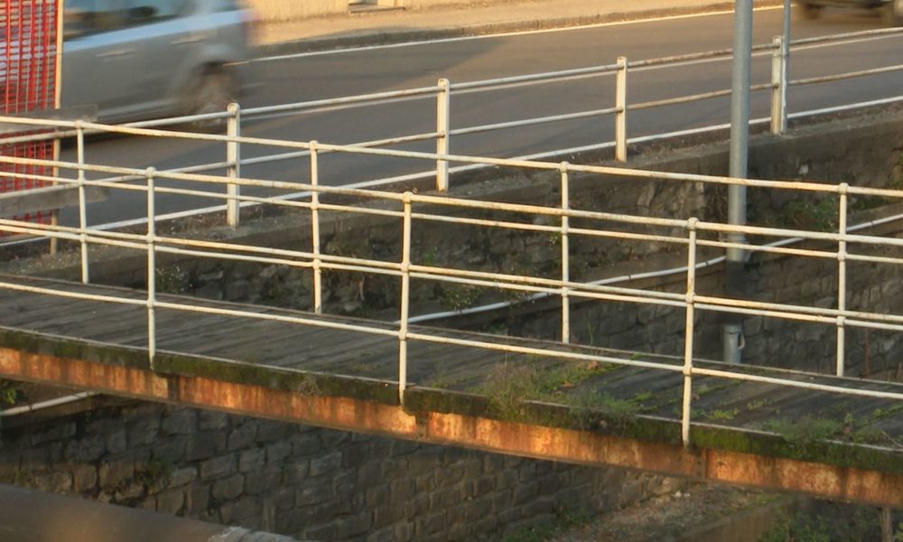 Como, ponte che collega le sponde del Cosia. L’assessore Bella: “A breve sarà di nuovo percorribile”