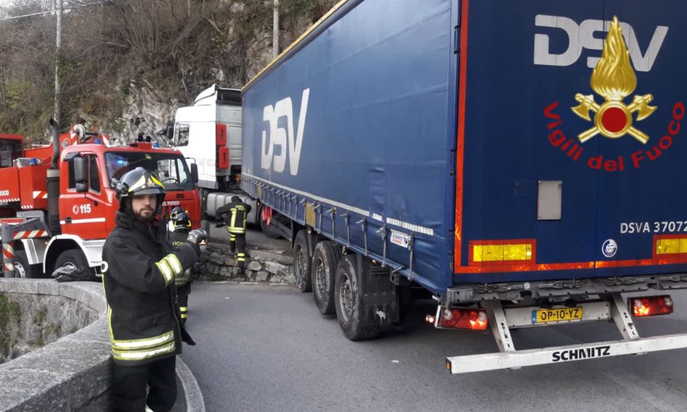 Veleso, mezzo pesante incastrato. Intervento dei vigili del fuoco