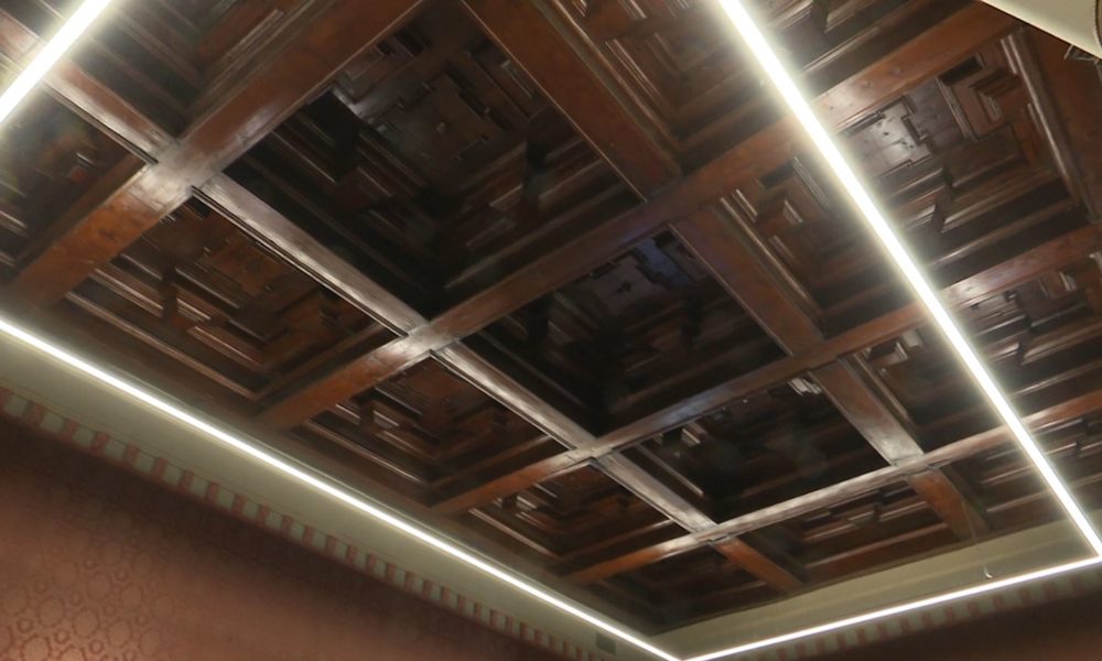Sala del Consiglio del Comune di Como: ecco il soffitto rimesso a nuovo