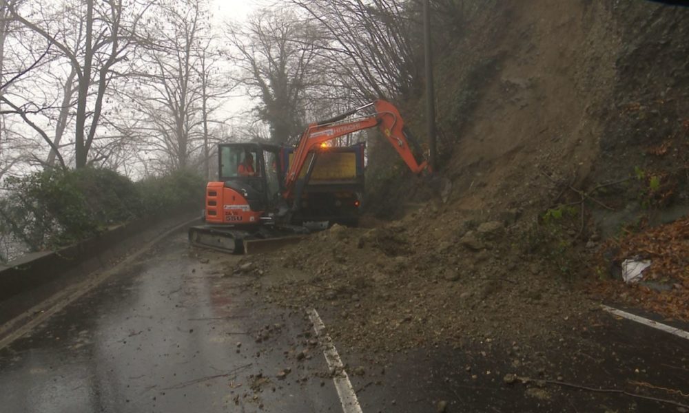 Smottamento in via per San Fermo, strada chiusa al traffico per almeno due giorni