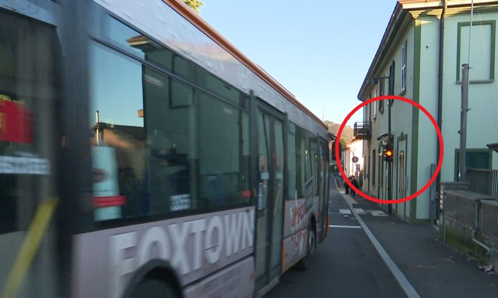 Via Varesina, il semaforo pedonale oscurato dai pullman. La segnalazione di un autista