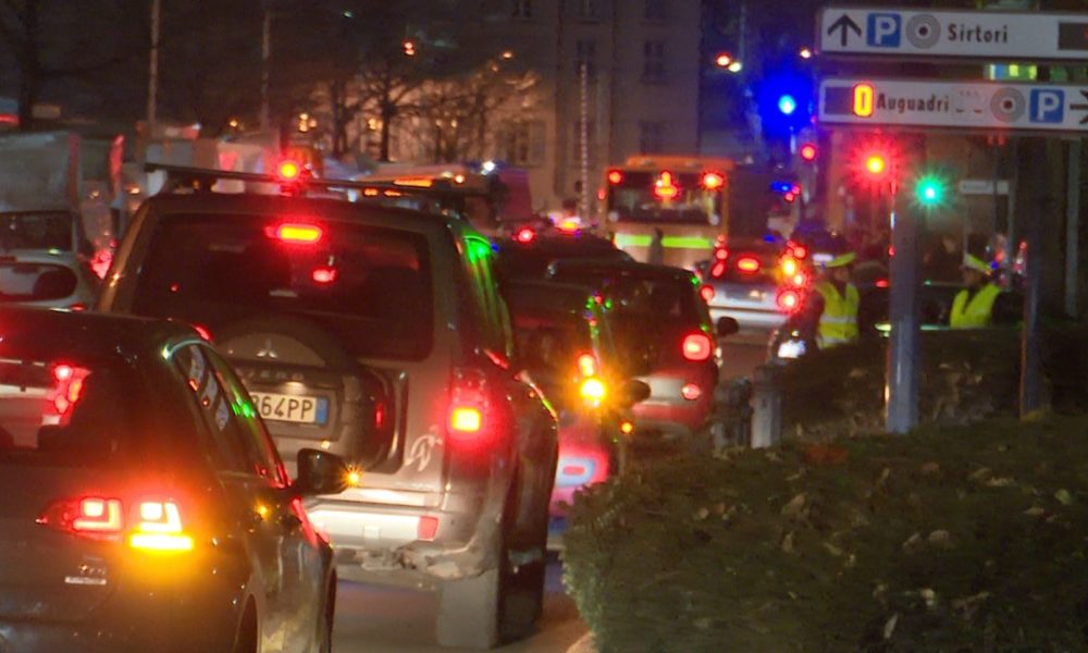 Traffico e caos per gli eventi di Natale: autosilo pieni già a metà pomeriggio. Tutti in auto nonostante gli appelli