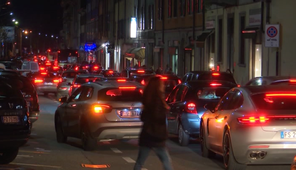 Via Milano chiusa, eventi di Natale e Sardine. Weekend di fuoco per il traffico, il Comune: “Usate i mezzi pubblici”