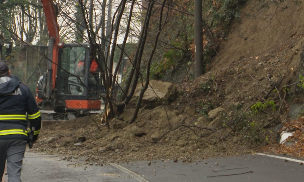 Via per San Fermo, operai al lavoro per ripulire la strada. Riapertura a rischio