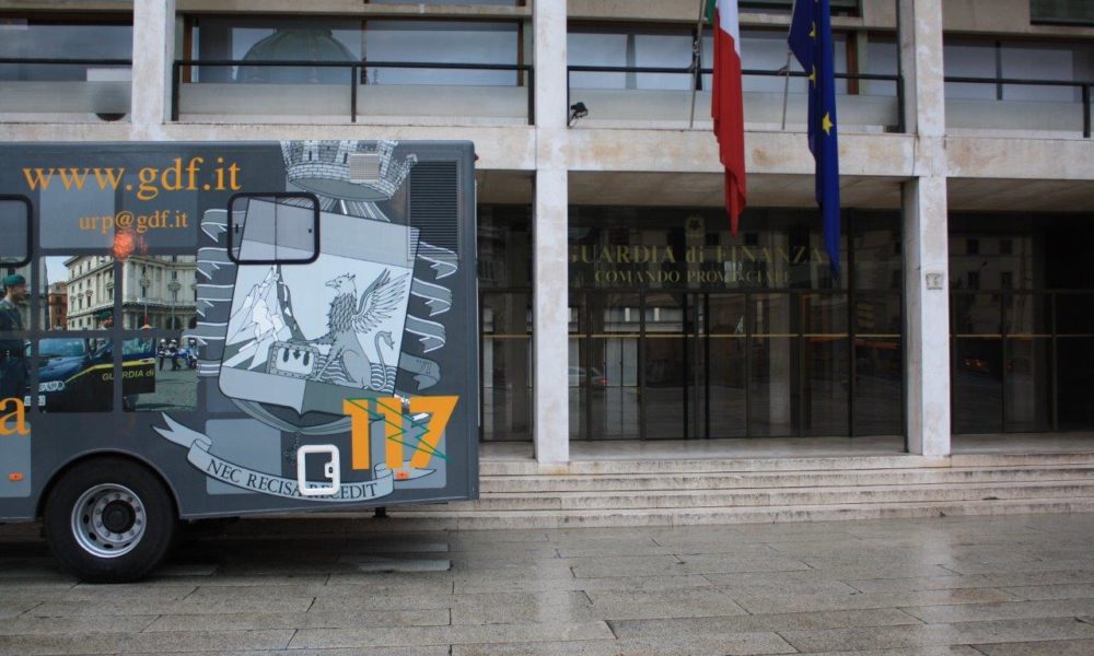 Como, in piazza Verdi arriva il pullman della Guardia di Finanza